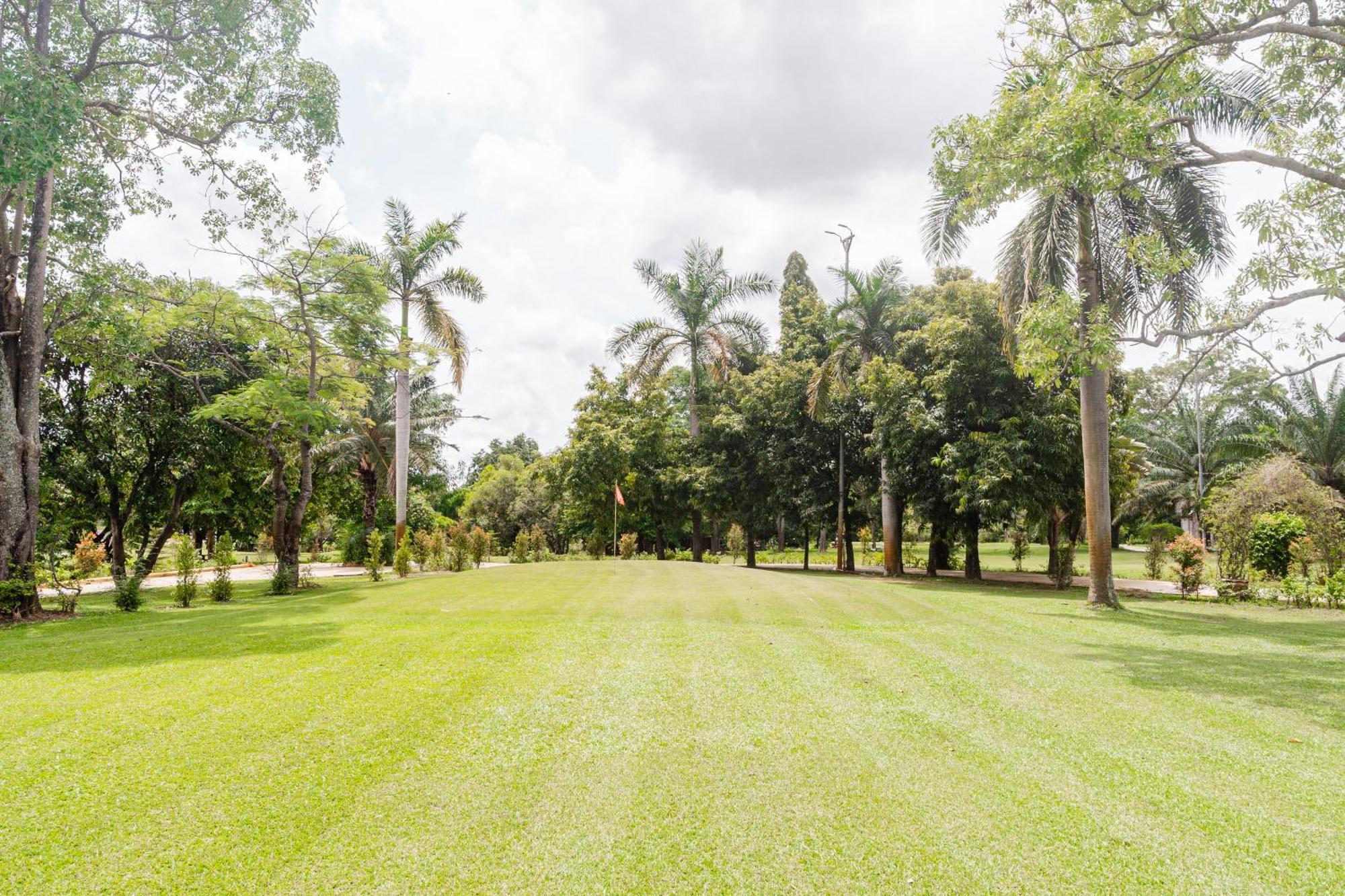 Baan Suan Khun Ta&Golf Resort Ubon Ratchathani Bagian luar foto